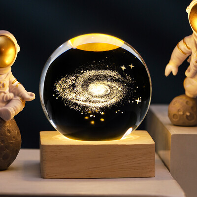 6 cm-es 3D kristálygömb, Hold, Naprendszer, Galaxy minta, Éjszakai Fény, Fa alappal asztali dekorációhoz kis dísz