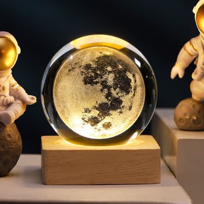 6 cm-es 3D kristálygömb, Hold, Naprendszer, Galaxy minta, Éjszakai Fény, Fa alappal asztali dekorációhoz kis dísz