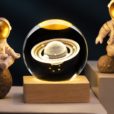 6 cm-es 3D kristálygömb, Hold, Naprendszer, Galaxy minta, Éjszakai Fény, Fa alappal asztali dekorációhoz kis dísz