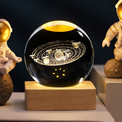 6 cm-es 3D kristálygömb, Hold, Naprendszer, Galaxy minta, Éjszakai Fény, Fa alappal asztali dekorációhoz kis dísz