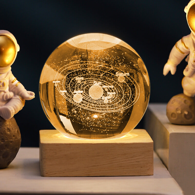 6 cm-es 3D kristálygömb, Hold, Naprendszer, Galaxy minta, Éjszakai Fény, Fa alappal asztali dekorációhoz kis dísz