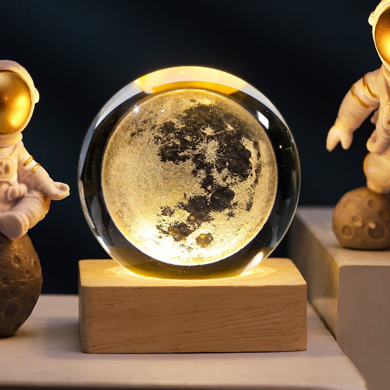 6 cm-es 3D kristálygömb, Hold, Naprendszer, Galaxy minta, Éjszakai Fény, Fa alappal asztali dekorációhoz kis dísz