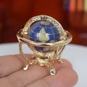 Umedolly 1 db 1:12 méretarányú miniatűr forgatható földgömb arany állvánnyal, gördülő földgömb babaház nappali bútor-kiegészítők