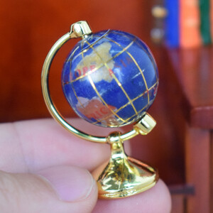 Umedolly 1 db 1:12 méretarányú miniatűr forgatható földgömb arany állvánnyal, gördülő földgömb babaház nappali bútor-kiegészítők