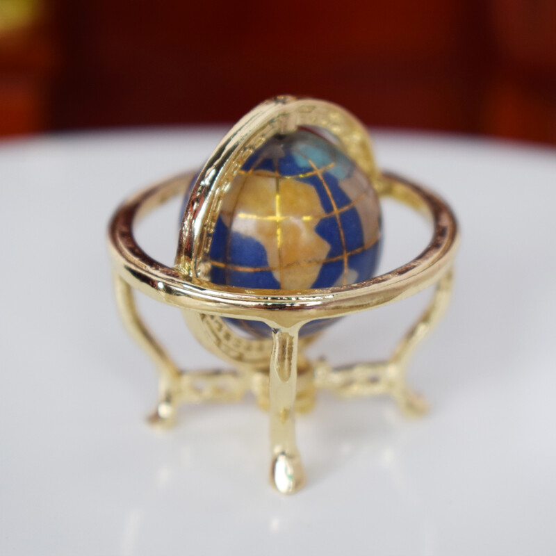 Umedolly 1 db 1:12 méretarányú miniatűr forgatható földgömb arany állvánnyal, gördülő földgömb babaház nappali bútor-kiegészítők