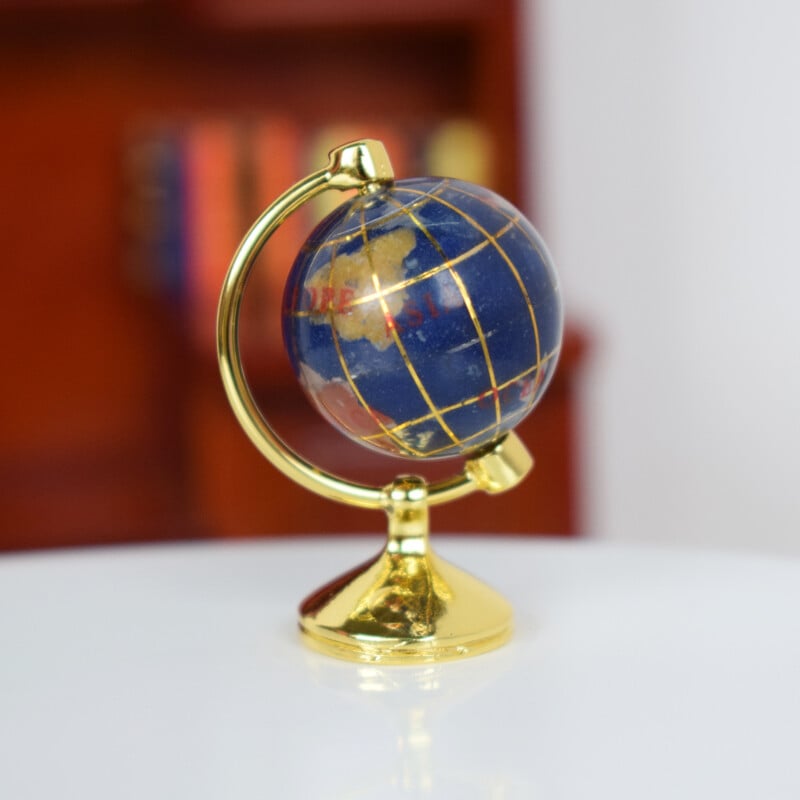 Umedolly 1 db 1:12 méretarányú miniatűr forgatható földgömb arany állvánnyal, gördülő földgömb babaház nappali bútor-kiegészítők