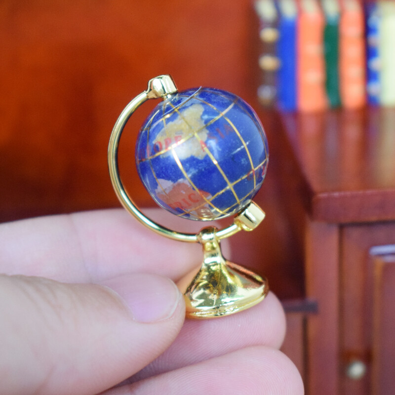 Umedolly 1 db 1:12 méretarányú miniatűr forgatható földgömb arany állvánnyal, gördülő földgömb babaház nappali bútor-kiegészítők