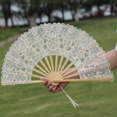 Vintage skladací vejár s čipkovým lemom a strapcovým príveskom, elegantný bambusový ručný vejár s čipkou a kvetinovým vzorom na svadobnú domácu dekoráciu