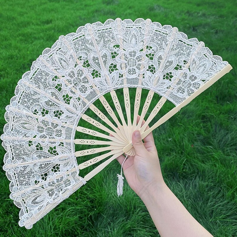 Vintage skladací vejár s čipkovým lemom a strapcovým príveskom, elegantný bambusový ručný vejár s čipkou a kvetinovým vzorom na svadobnú domácu dekoráciu