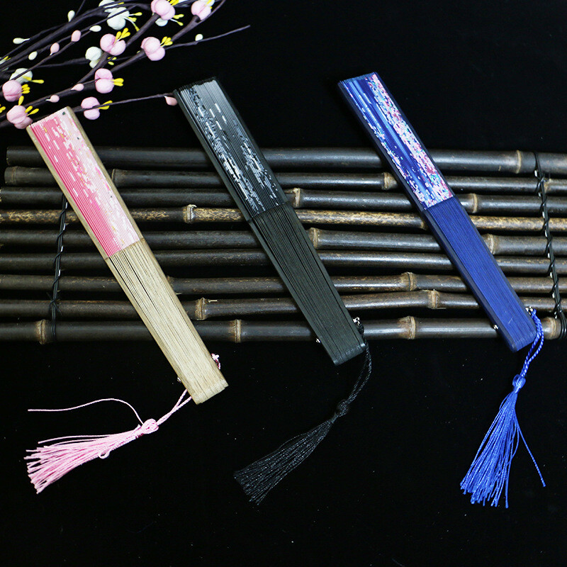 1db Ősi szilvavirág selyem összecsukható legyező kínai stílusú Hanfu díszített kézi legyezők Kézműves ajándék Elegáns faragott bambusz tánclegyező
