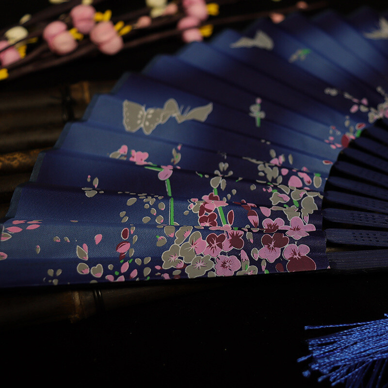 1db Ősi szilvavirág selyem összecsukható legyező kínai stílusú Hanfu díszített kézi legyezők Kézműves ajándék Elegáns faragott bambusz tánclegyező