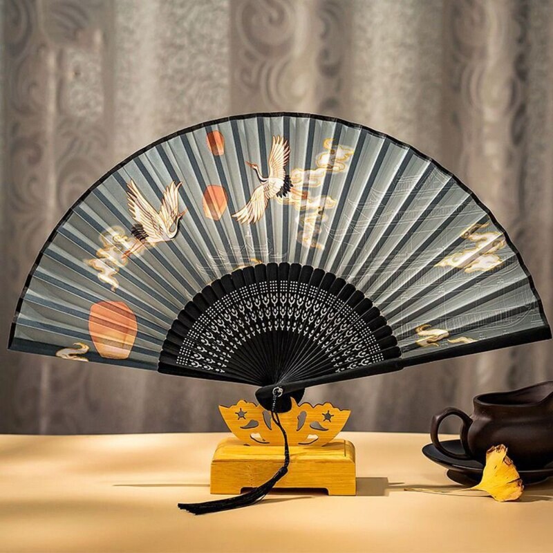Ručný skladací ventilátor Krásny skladací letný ručný ventilátor so strapcami z hodvábnej látky so strapcami na tanec