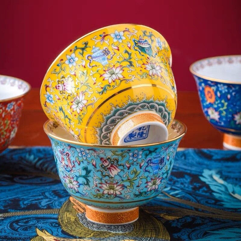 1 ks Čínska keramika Jingdezhen, domácnosť, malá čajová miska, smaltovaný riad, Phnom Penh, palácový štýl, kvetinové vzory, šálka na čaj, 4 palce