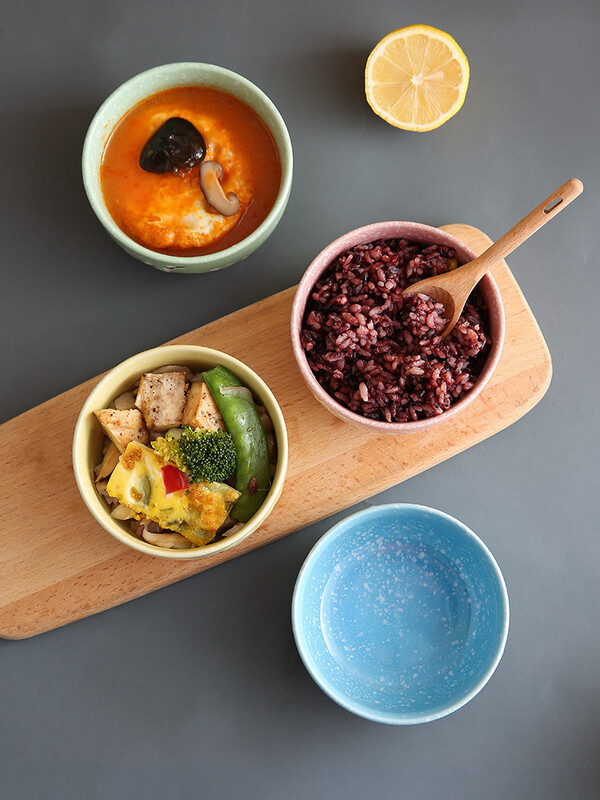 Színes kerámia tál japán stílusú kreatív baba aranyos szilvavirágos háztartási étkészlet praktikus gyerekkonyhai kellékek