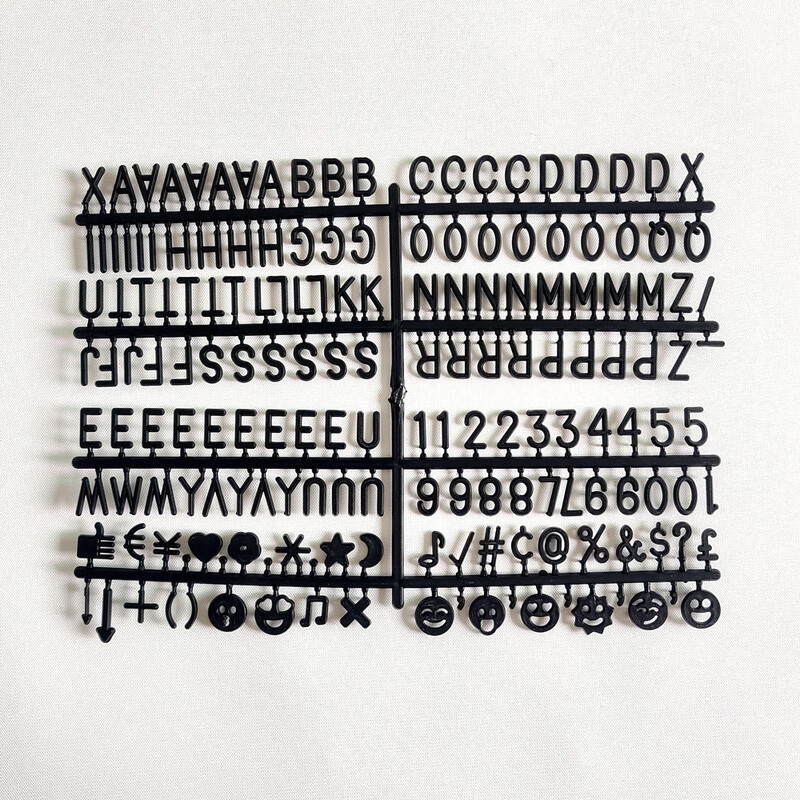 Baltas ir juodas plastikinis laiškas, skirtas laiškams