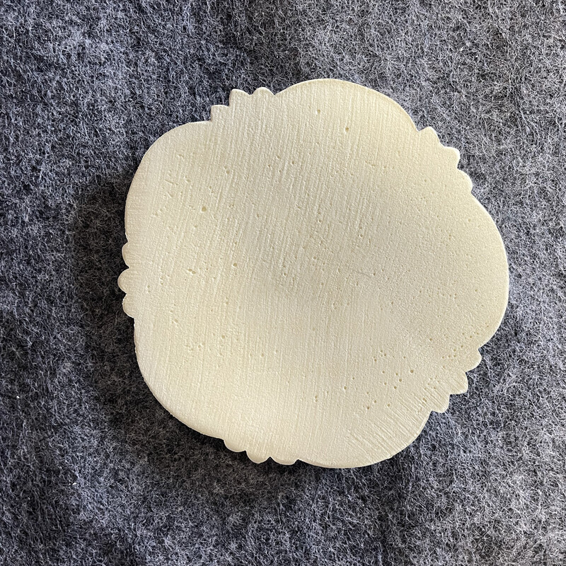 Európai faragó dekoráció, gipsz-utánzat faragó matricák, PU üreges finoman faragott falragaszok, dombornyomott dekoratív virág