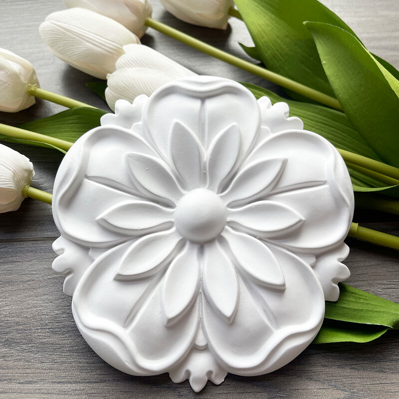 Európai faragó dekoráció, gipsz-utánzat faragó matricák, PU üreges finoman faragott falragaszok, dombornyomott dekoratív virág