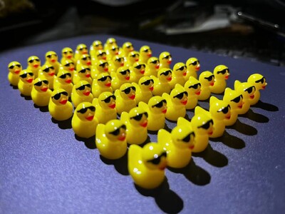50 ks mini žltých kačiek s okuliarmi, miniatúry rozprávkovej záhrady, kačica so slnečnými okuliarmi, kawaii bytové doplnky, dekorácia stola