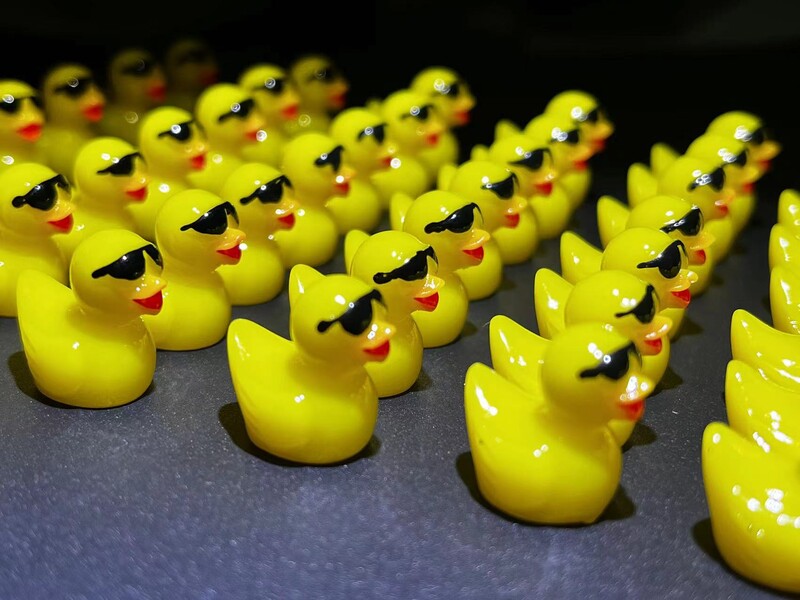 50 ks mini žltých kačiek s okuliarmi, miniatúry rozprávkovej záhrady, kačica so slnečnými okuliarmi, kawaii bytové doplnky, dekorácia stola
