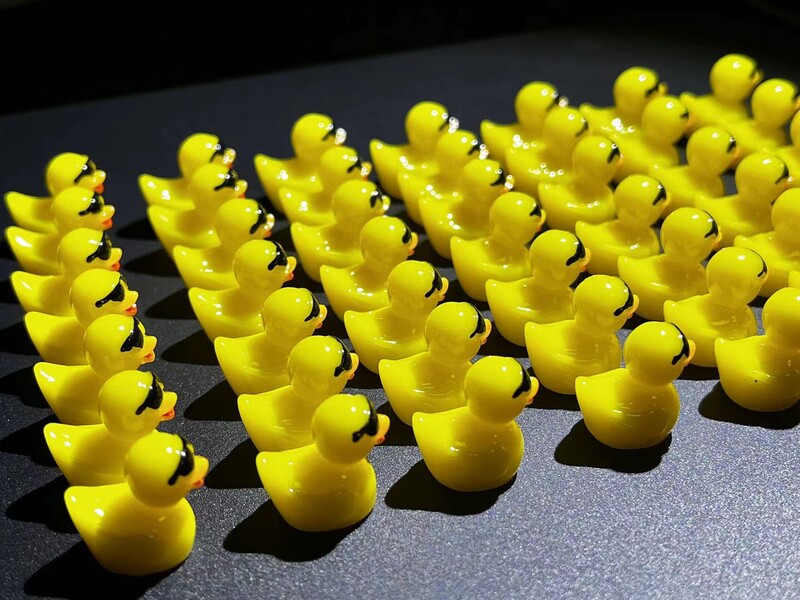 50 ks mini žltých kačiek s okuliarmi, miniatúry rozprávkovej záhrady, kačica so slnečnými okuliarmi, kawaii bytové doplnky, dekorácia stola