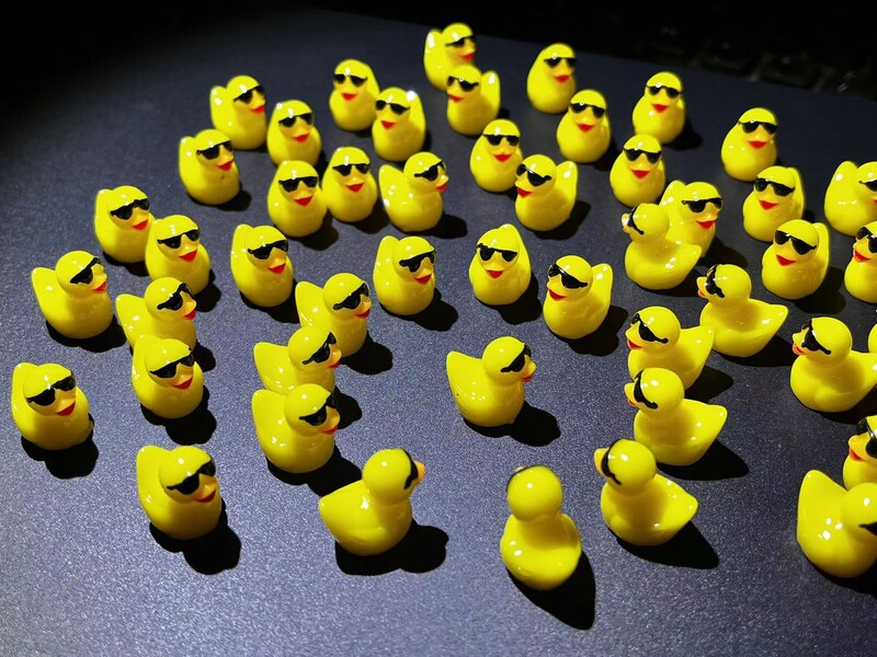 50 ks mini žltých kačiek s okuliarmi, miniatúry rozprávkovej záhrady, kačica so slnečnými okuliarmi, kawaii bytové doplnky, dekorácia stola