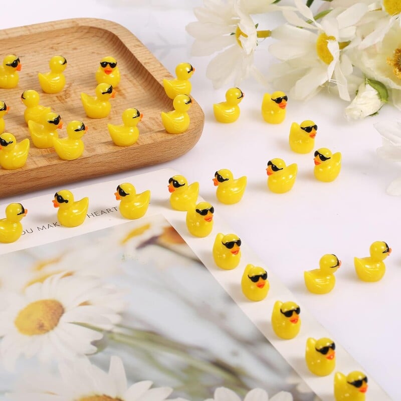 50/100PCS Mini Yellow Ducks with Glasses Fairy Garden Miniatures Πάπια που φοράει γυαλιά ηλίου Kawaii Αξεσουάρ σπιτιού Διακόσμηση γραφείου