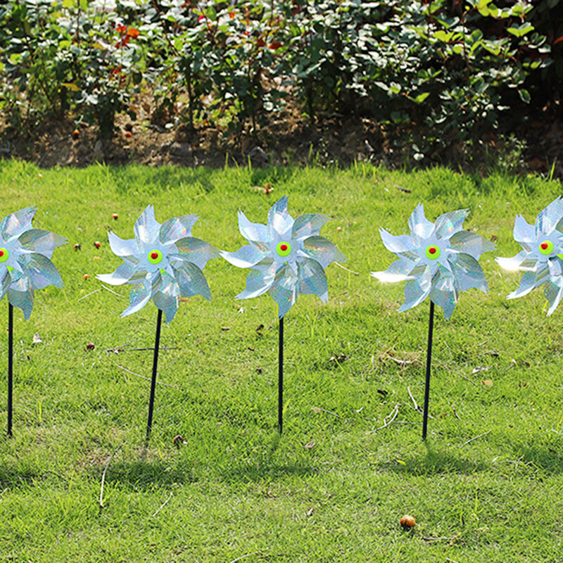 Sidabrinis lazerinis paukščius atbaidantis Sidabrinis vėjo malūnas 8 menčių besisukantis vėjo malūnas, skirtas ūkio valdos lauko paukščių atbaidymui