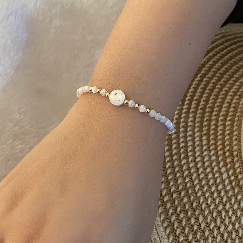  Eredeti design 26 betűs karkötő gyöngyös kagylós kézi díszek Új európai és amerikai ékszerek 