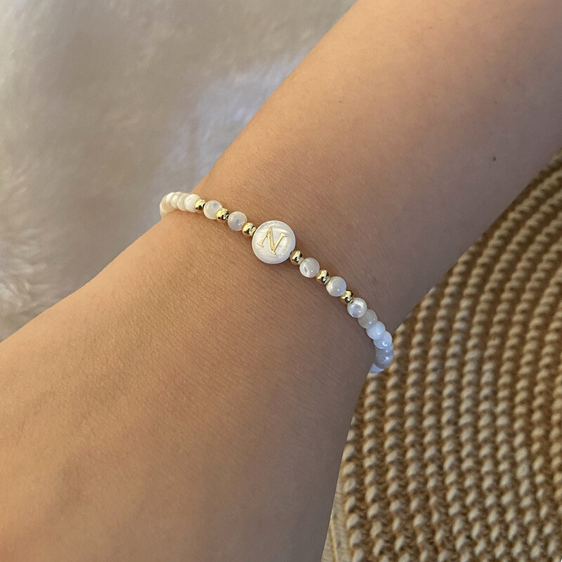  Eredeti design 26 betűs karkötő gyöngyös kagylós kézi díszek Új európai és amerikai ékszerek 