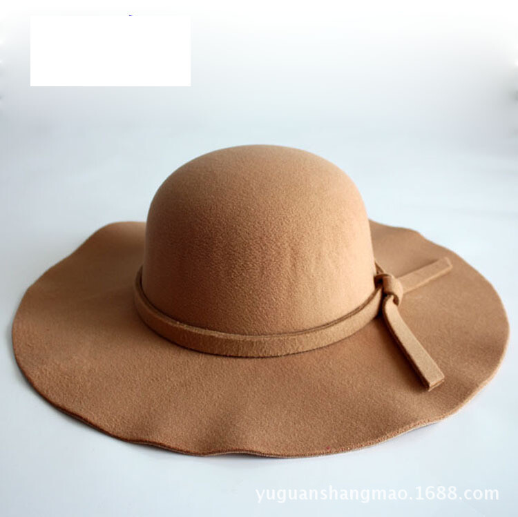 Tavaszi és őszi hullámos, nagy karimájú, nagy karimájú, retro utánzatú gyapjú filc sapka Női divat sapka színpadi sapka