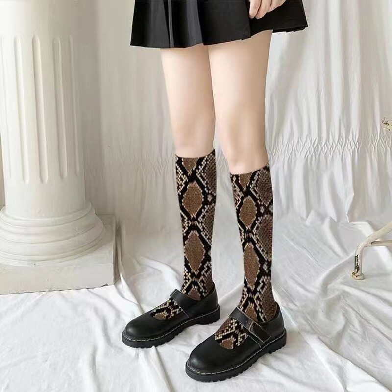 Κάλτσες με λεοπάρ στάμπες μοσχάρι στάμπες μεταξωτές κάλτσες μεσαίου σωλήνα Μόδα προσωπικότητα με λεοπάρ κάλτσες με στάμπα φιδιού καμουφλά