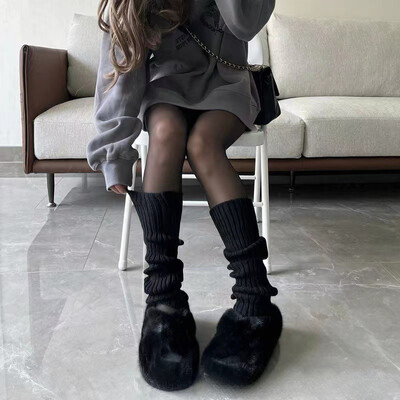 Θερμαντήρες ποδιών σε γοτθικό στυλ με πλεκτές λεπτομέρειες, ιδανικές για τους λάτρεις της μινιμαλιστικής μόδας Fashionable