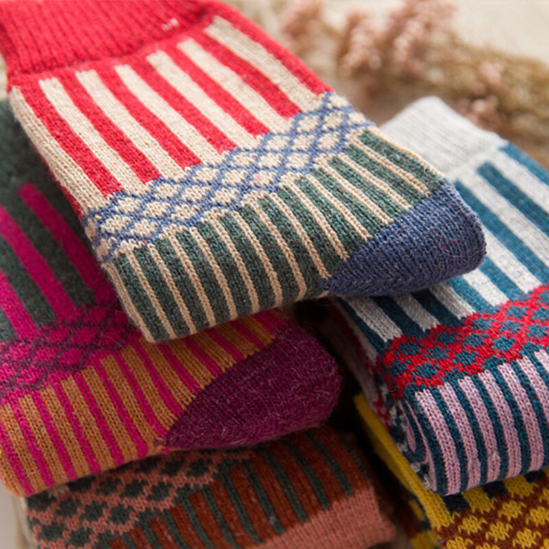 Qisin 1 par novih zimskih debelih toplih vunenih ženskih čarapa Šarene čarape Modne ležerne Euramerican National Wind-Flowers pamučne čarape