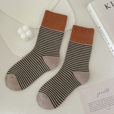 Női csíkos mintás zokni Légáteresztő puha Kényelmes Könnyű Középcső Zokni Élénk Színes Divat Sox Női Kiváló Minőség
