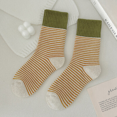 Női csíkos mintás zokni Légáteresztő puha Kényelmes Könnyű Középcső Zokni Élénk Színes Divat Sox Női Kiváló Minőség