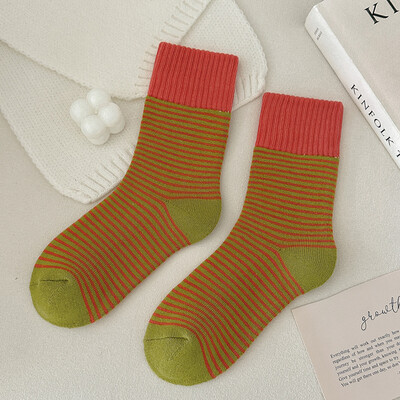 Női csíkos mintás zokni Légáteresztő puha Kényelmes Könnyű Középcső Zokni Élénk Színes Divat Sox Női Kiváló Minőség