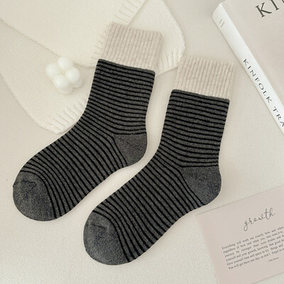 Női csíkos mintás zokni Légáteresztő puha Kényelmes Könnyű Középcső Zokni Élénk Színes Divat Sox Női Kiváló Minőség