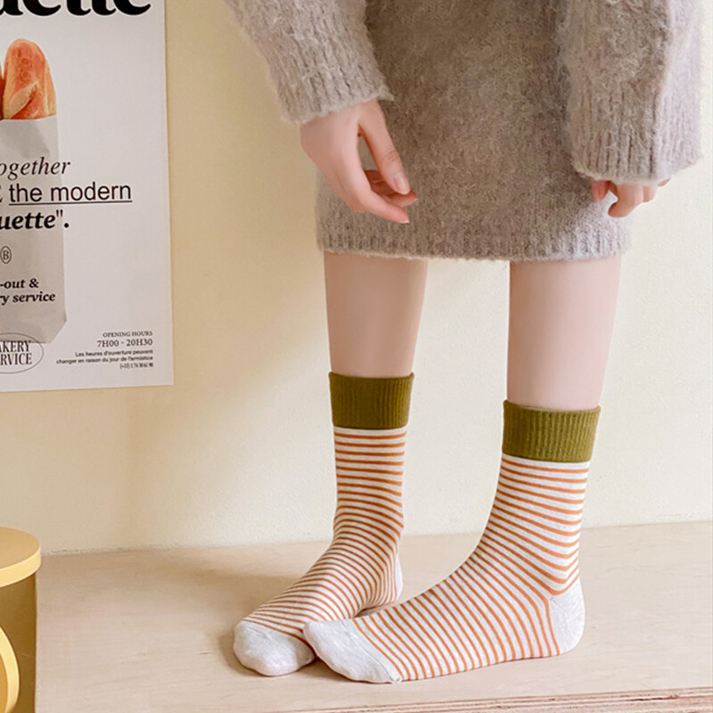 Női csíkos mintás zokni Légáteresztő puha Kényelmes Könnyű Középcső Zokni Élénk Színes Divat Sox Női Kiváló Minőség
