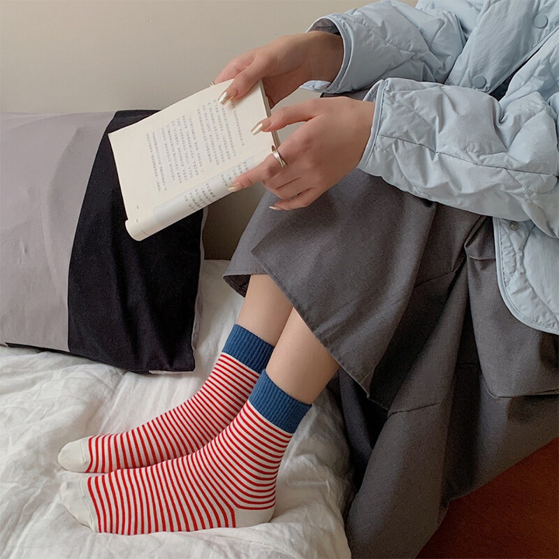Női csíkos mintás zokni Légáteresztő puha Kényelmes Könnyű Középcső Zokni Élénk Színes Divat Sox Női Kiváló Minőség