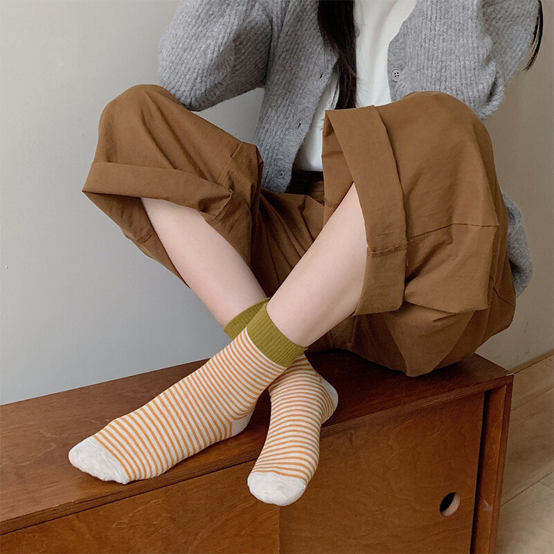 Női csíkos mintás zokni Légáteresztő puha Kényelmes Könnyű Középcső Zokni Élénk Színes Divat Sox Női Kiváló Minőség