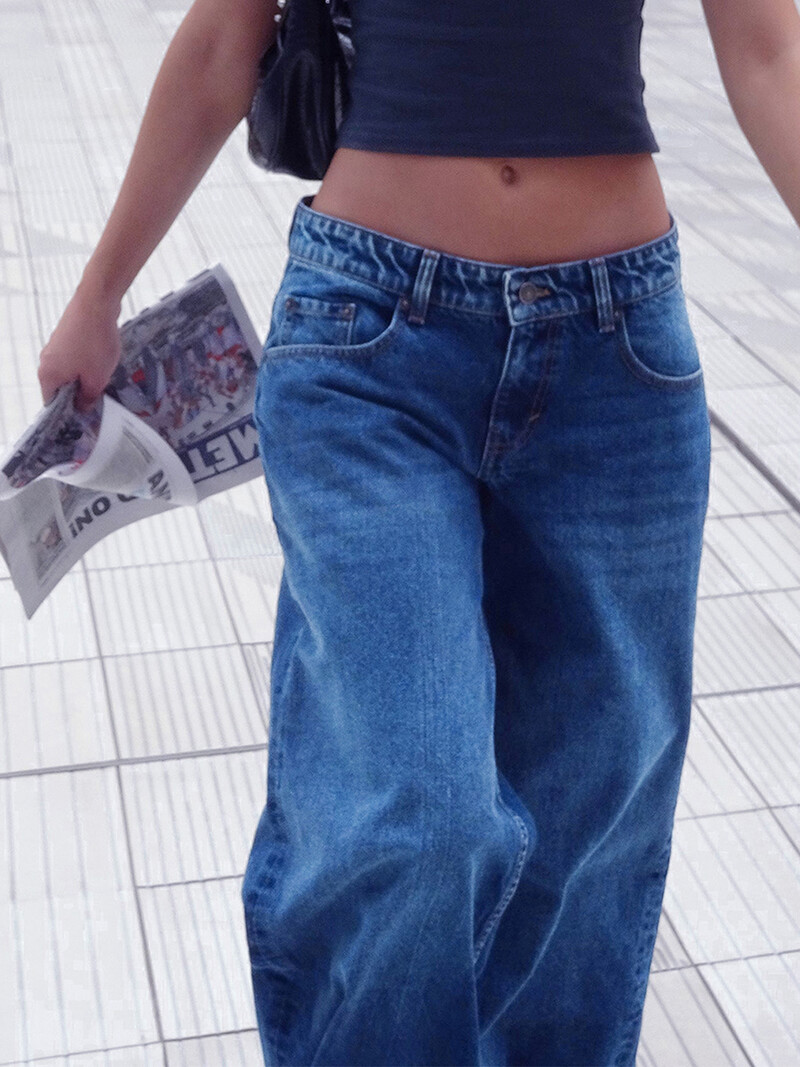 Női alacsony emelkedésű farmernadrág, széles szárú nadrág több zsebbel, túlméretezett, földig érő gombokkal és cipzáras mosott farmernadrággal