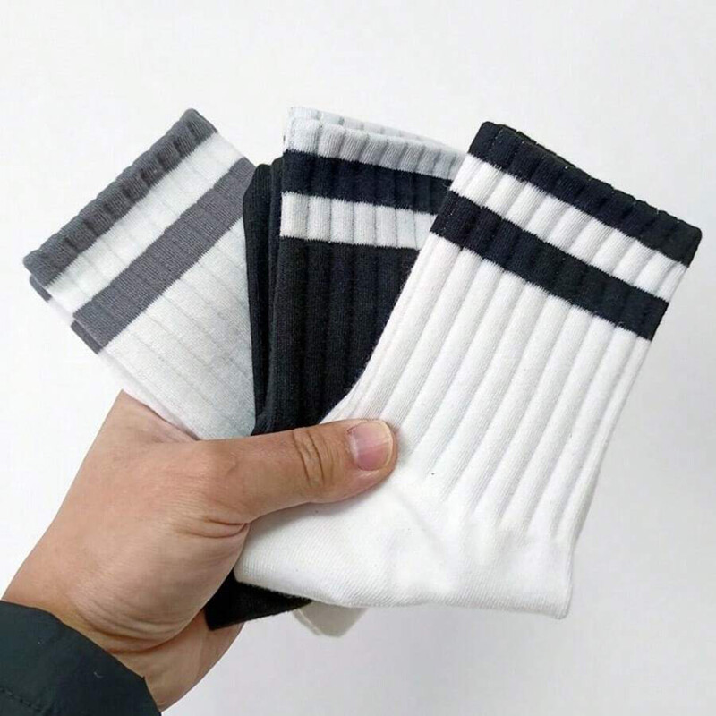 5 pari crno-bijelih jednobojnih srednjih čarapa s okomitim prugama Prikladne za muškarce i žene prozračne ležerne čarape koje upijaju znoj