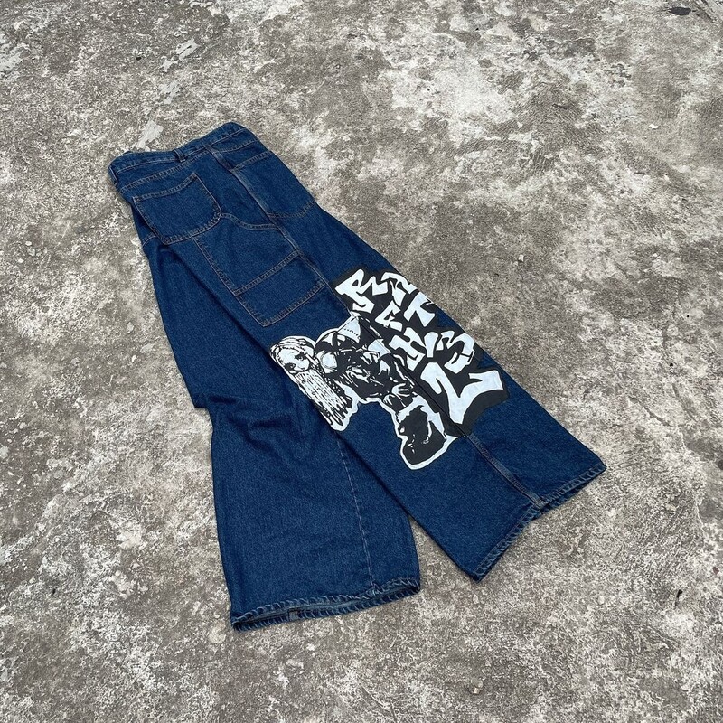Hiphopo stiliaus didelės raidės Animacinių filmų spaudiniai Mėlyni džinsai Vyrai ir moterys 2024 m. rudenį Naujos Harajuku laisvos iki grindų kelnės