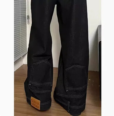 Stil american High Street, cu susul în jos, blugi cu sensibilitate la design.