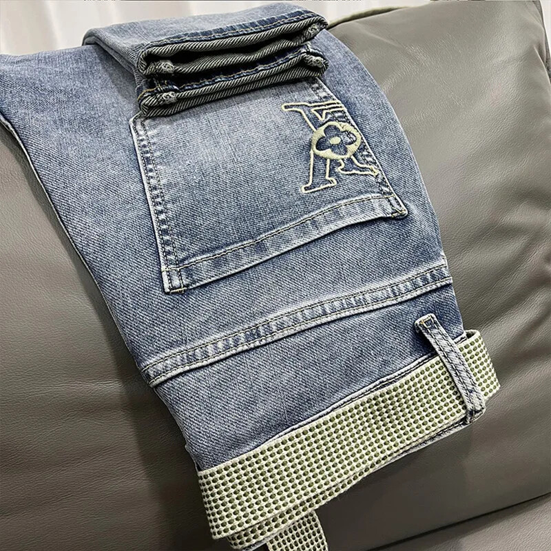 Trendy modré džínsy pánske skrátené nohavice, ležérny voľný strih, crossbody vrecko, zoštíhľujúci efekt, priedušná bavlnená džínsová tkanina