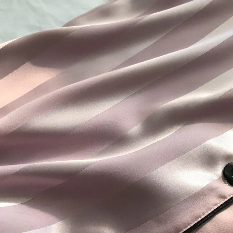 2 db női alvási társalgó szett nagyméretű, varrat nélküli szatén pizsama felső és rövid szett, csíkos gombos rövid ujjú ing és nadrág pizsama