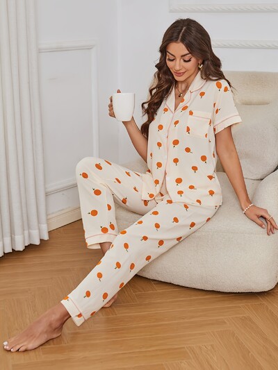 Allover Orange Print Pižamų rinkinys Laisvalaikio trumpomis rankovėmis sagomis, viršutinė dalis ir elastinės kelnės, moteriški miegui