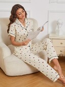 „Allover Heart Print“ pižamų rinkinys, laisvalaikio trumpomis rankovėmis sagomis, viršutinis atvartas ir elastinės kelnės, moteriški miegui