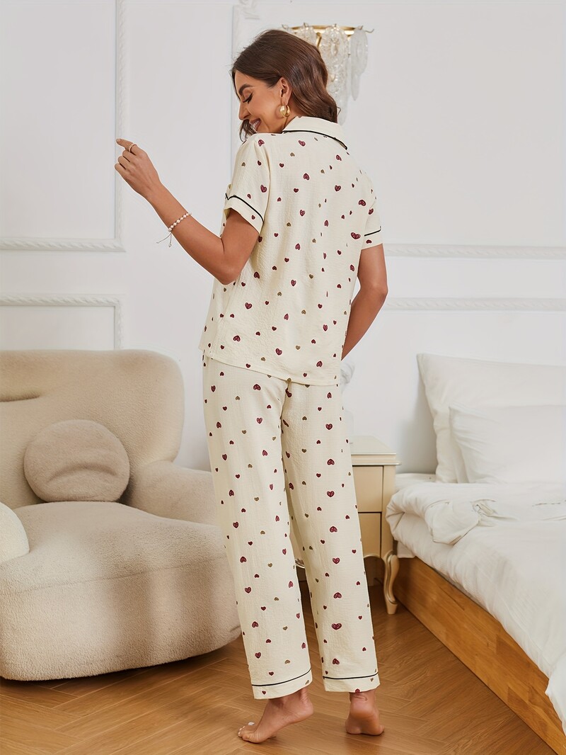 „Allover Heart Print“ pižamų rinkinys, laisvalaikio trumpomis rankovėmis sagomis, viršutinis atvartas ir elastinės kelnės, moteriški miegui