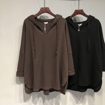 300 svarų negabaritinių laisvų vaflių vidutinio ilgio marškinėliai su gobtuvu V formos iškirpte, skirti moterų pavasario rudens liekninimui pilvą dengiantis viršus